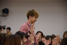 大歓声の中登場した佐藤大樹。