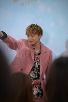 観客の歓声を浴びる佐藤大樹。