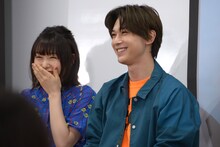 左から桜井日奈子、吉沢亮。