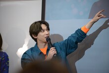 遊の魅力をプレゼンする吉沢亮。