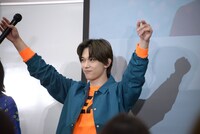 遊のほうが魅力的だと思う観客たちの拍手を浴びる吉沢亮。