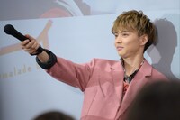 銀太のほうが魅力的だと思う観客たちの拍手を浴びる佐藤大樹。