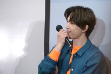 銀太のほうが魅力的だと思う観客たちの拍手を聞く吉沢亮。