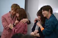 女子大生とポスター風に記念撮影する佐藤大樹（左端）と吉沢亮（右端）。