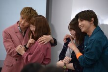 女子大生とポスター風に記念撮影する佐藤大樹（左端）と吉沢亮（右端）。