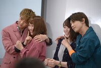 女子大生とポスター風に記念撮影する佐藤大樹（左端）と吉沢亮（右端）。