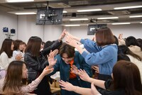 観客の作ったアーチをくぐって登場した吉沢亮。