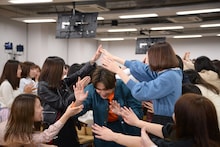 観客の作ったアーチをくぐって登場した吉沢亮。