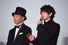 左から木梨憲武、佐藤健。