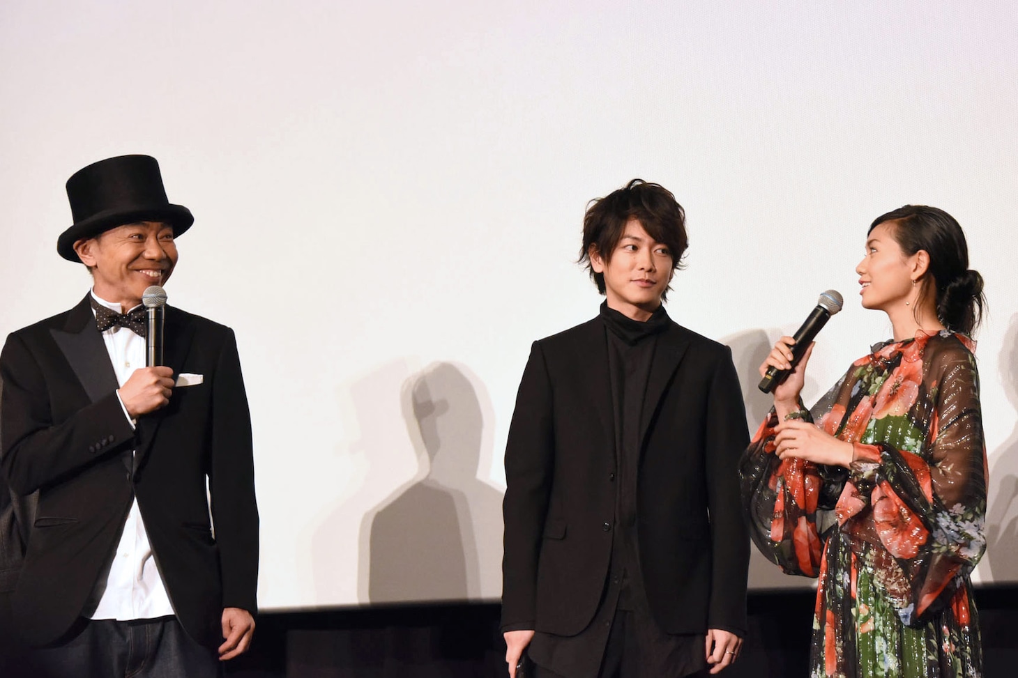 左から木梨憲武、佐藤健、二階堂ふみ。