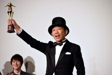 トロフィーを掲げる木梨憲武。