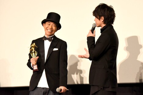 「ずっと目指していた賞」とわざとらしく話す佐藤健（右）。