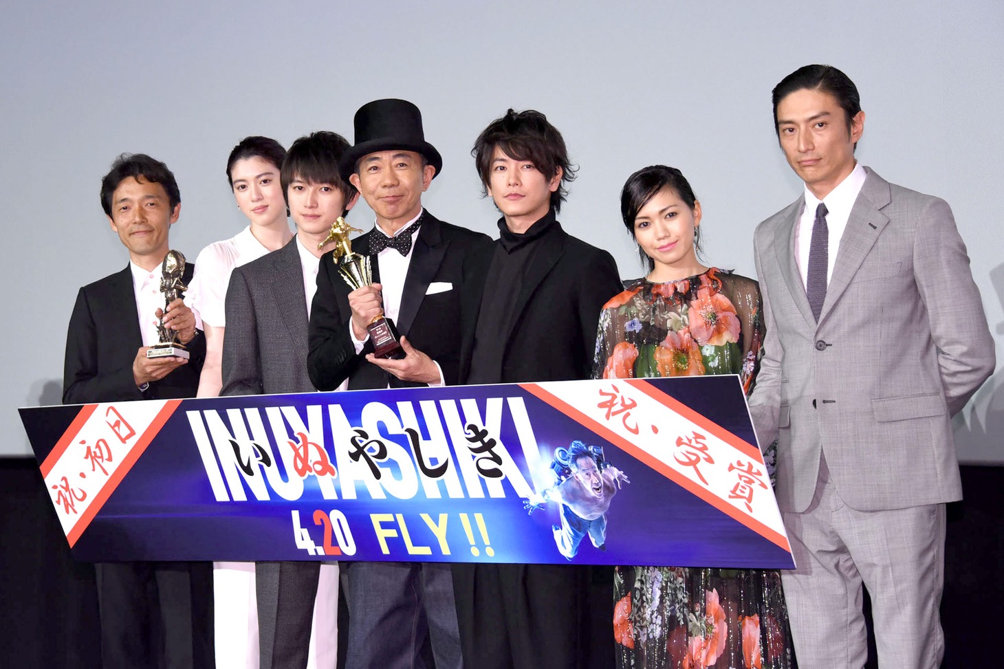 「いぬやしき」初日舞台挨拶にて、左から佐藤信介、三吉彩花、本郷奏多、木梨憲武、佐藤健、二階堂ふみ、伊勢谷友介。