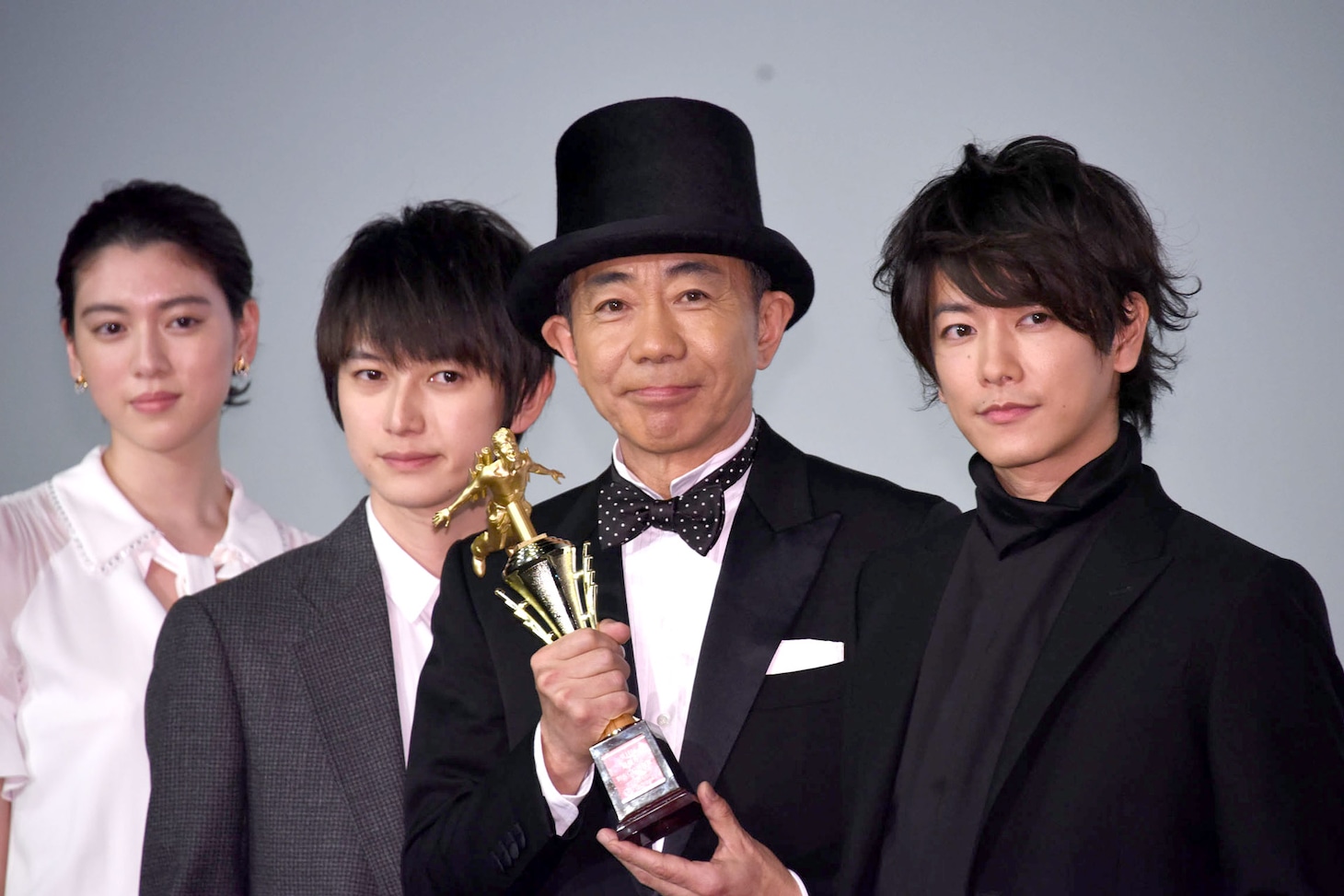 左から三吉彩花、本郷奏多、木梨憲武、佐藤健。