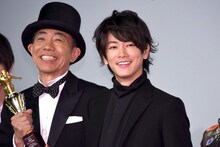 左から木梨憲武、佐藤健。