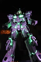 プロジェクションマッピングされた実物大ユニコーンガンダム立像。