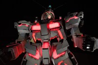 プロジェクションマッピングされた実物大ユニコーンガンダム立像。