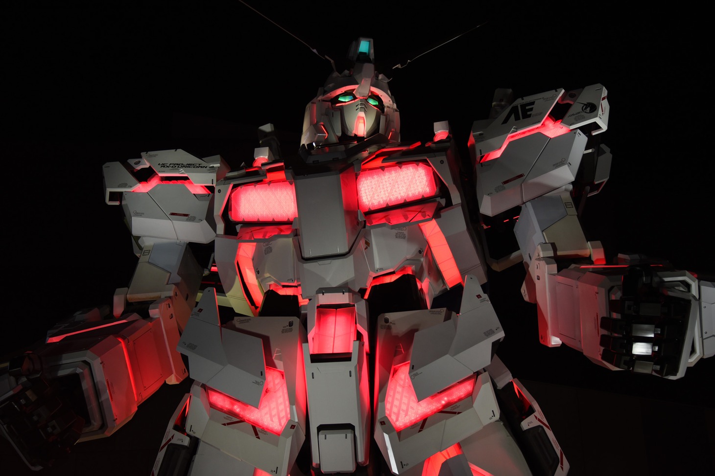 プロジェクションマッピングされた実物大ユニコーンガンダム立像。