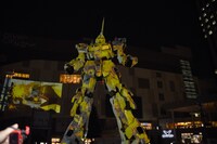 プロジェクションマッピングされた実物大ユニコーンガンダム立像。