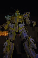 プロジェクションマッピングされた実物大ユニコーンガンダム立像。