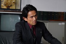 「孤狼の血」より、江口洋介演じる尾谷組若頭・一之瀬守孝。