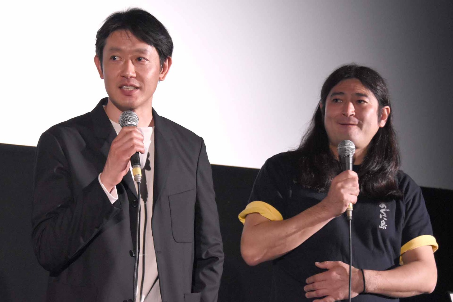 左から筒井道隆、鈴木Q太郎。