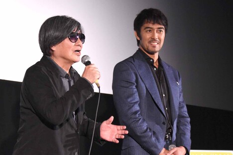 左から鶴橋康夫、阿部寛。