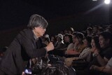 観客に感想を聞く鶴橋康夫。