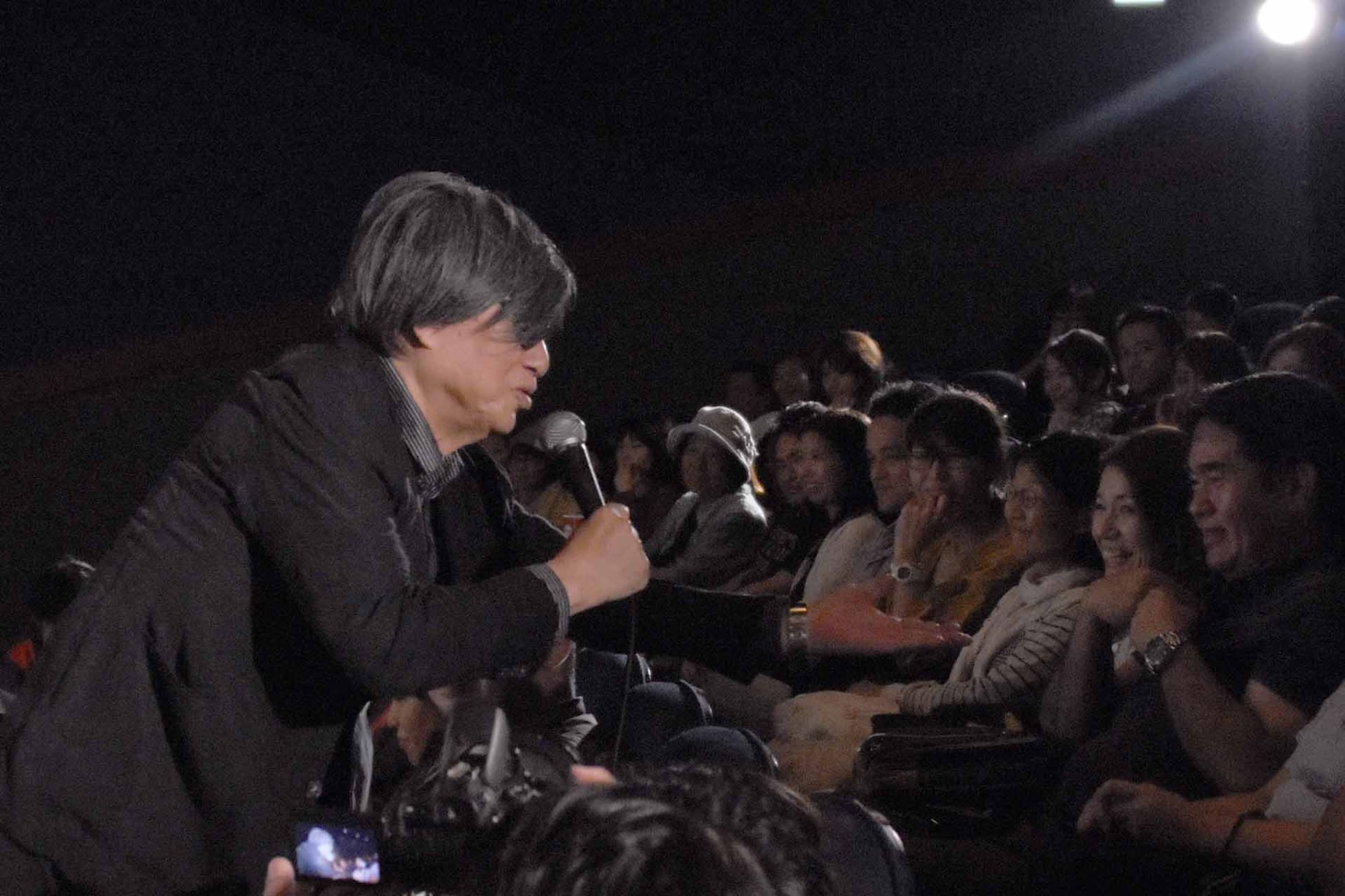 観客に感想を聞く鶴橋康夫。