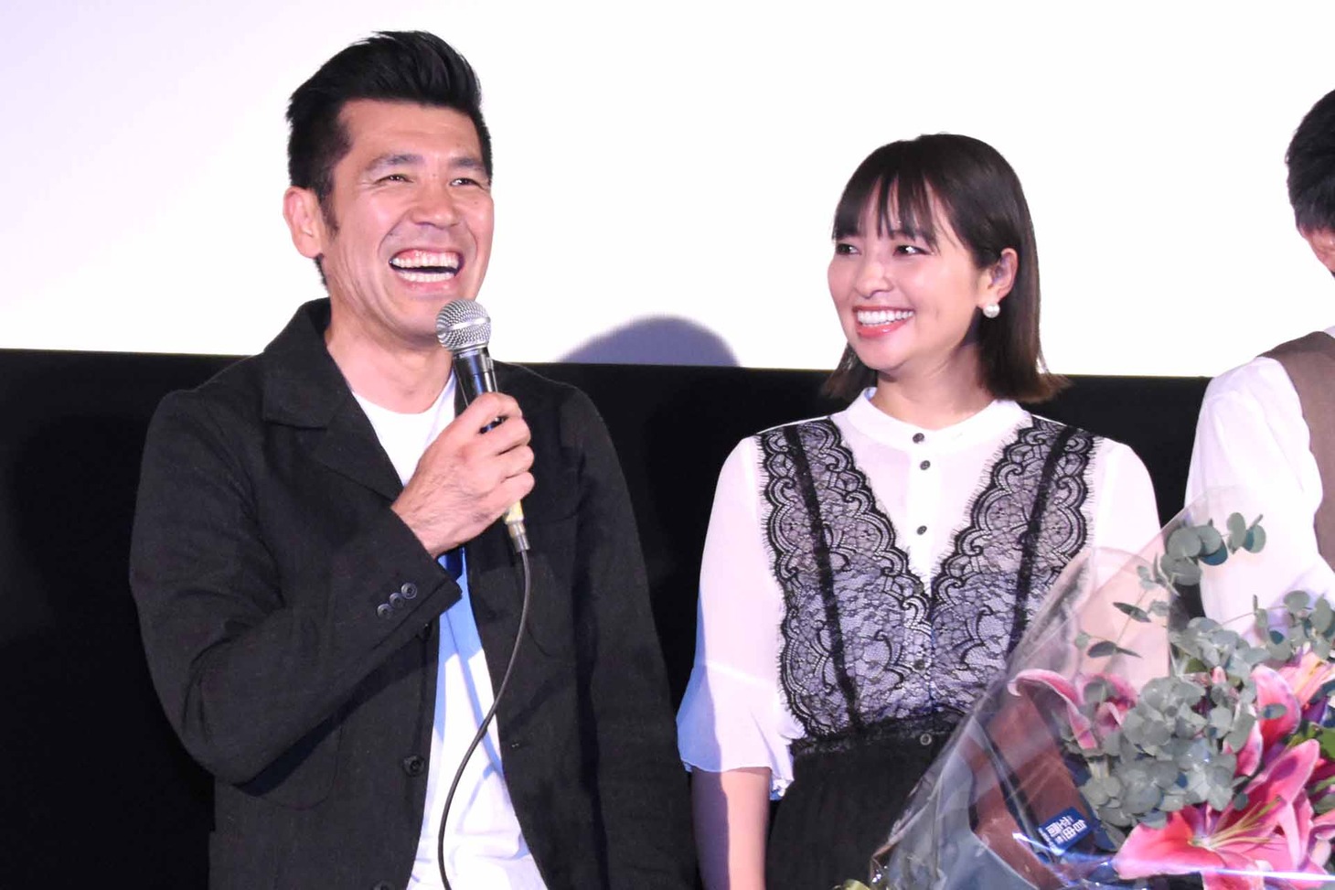 左から照屋年之、水崎綾女。