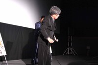 突然観客のもとへ歩き出す鶴橋康夫。