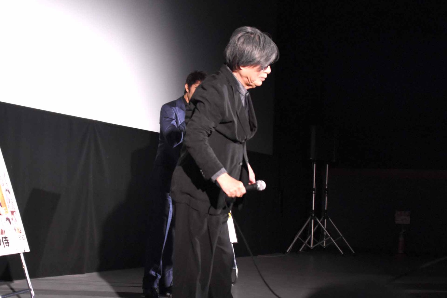 突然観客のもとへ歩き出す鶴橋康夫。