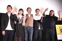 第10回沖縄国際映画祭「島ぜんぶでおーきな祭」での「洗骨」舞台挨拶の様子。