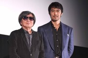 第10回沖縄国際映画祭「島ぜんぶでおーきな祭」での「のみとり侍」舞台挨拶の様子。左から鶴橋康夫、阿部寛。
