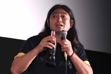 コーラを手にする鈴木Q太郎。