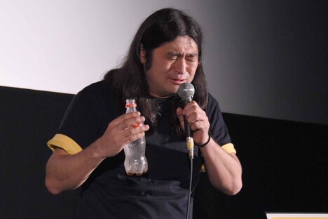 ゲップをしてしまう鈴木Q太郎。