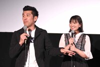 左から照屋年之、水崎綾女。