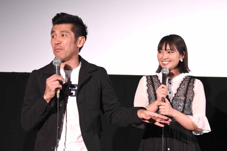 左から照屋年之、水崎綾女。