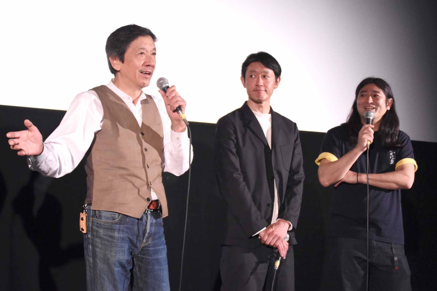 左から奥田瑛二、筒井道隆、鈴木Q太郎。