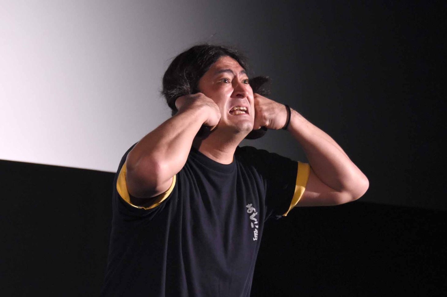 「卑弥呼さまー！」のネタをする鈴木Q太郎。
