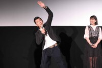 鈴木に続き「エンジョイプレイ」のネタをする照屋年之。