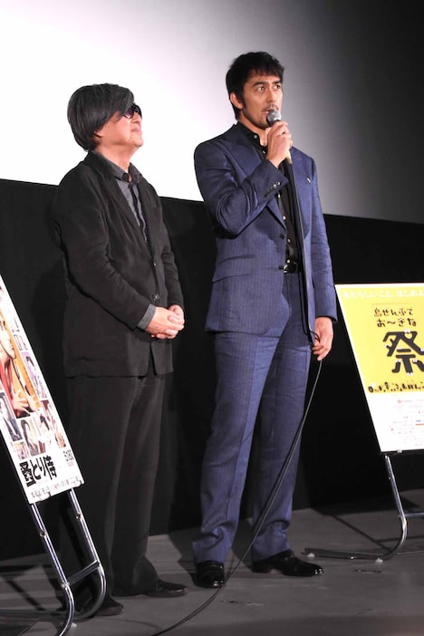 左から鶴橋康夫、阿部寛。