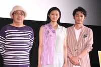 第10回沖縄国際映画祭「島ぜんぶでおーきな祭」で行われた「家に帰ると妻が必ず死んだふりをしています。」舞台挨拶の様子。左から李闘士男、榮倉奈々、安田顕。