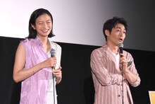 左から榮倉奈々、安田顕。