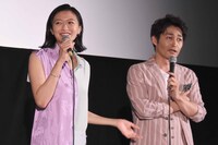 左から榮倉奈々、安田顕。