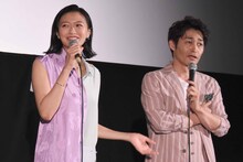 左から榮倉奈々、安田顕。