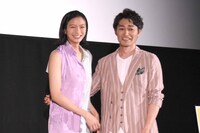 ぎこちなく榮倉奈々（左）の腰に手を回す安田顕（右）。