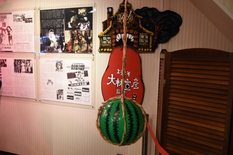 「HOUSE ハウス」に出てくるスイカを再現した目黒シネマの劇場内。