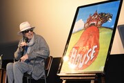 「HOUSE ハウス」のポスターを眺める大林宣彦。