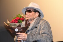 松原愛が贈呈した花束を持つ大林宣彦。